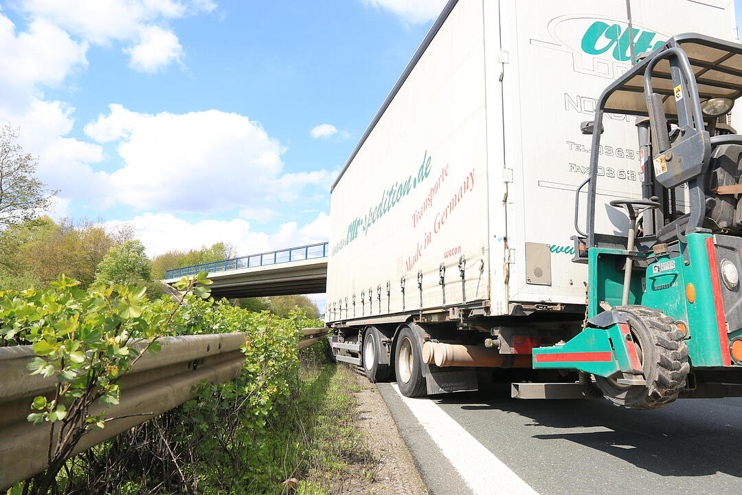 Lkw-Anhänger löst sich auf A73 bei Forchheim