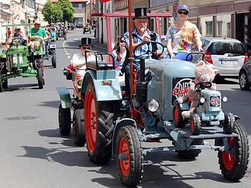 Im Oldtimer-Rundkurs gaben die meist geschmückten Traktoren den Ton an. Foto: Andreas Welz