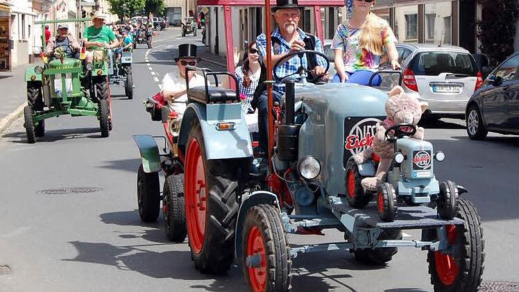 Im Oldtimer-Rundkurs gaben die meist geschmückten Traktoren den Ton an. Foto: Andreas Welz