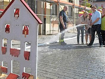 Bei der Feuerlöschübung legte Zweite Bürgermeisterin Sabine Rießner (Zweite von links) Schlauch an. Dabei waren auch die Initiatorinnen des Spektakels: Ines Heumann (Mitte) und Christiane Babucke (rechts). Fotos: Markus Häggberg