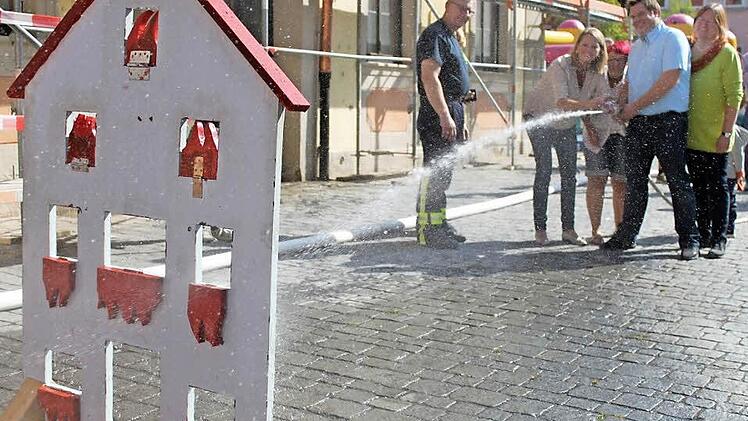 Bei der Feuerlöschübung legte Zweite Bürgermeisterin Sabine Rießner (Zweite von links) Schlauch an. Dabei waren auch die Initiatorinnen des Spektakels: Ines Heumann (Mitte) und Christiane Babucke (rechts). Fotos: Markus Häggberg