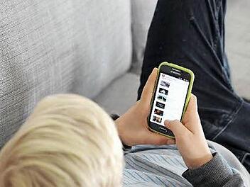 Zuhause auf dem Sofa liegen und mit dem Handy telefonieren oder im Internet surfen ist in Oberbach nicht in jeder Straße möglich. Das soll sich ändern. Foto: Symbolfoto/Tobias Hase/dpa