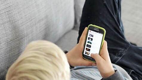 Zuhause auf dem Sofa liegen und mit dem Handy telefonieren oder im Internet surfen ist in Oberbach nicht in jeder Straße möglich. Das soll sich ändern. Foto: Symbolfoto/Tobias Hase/dpa