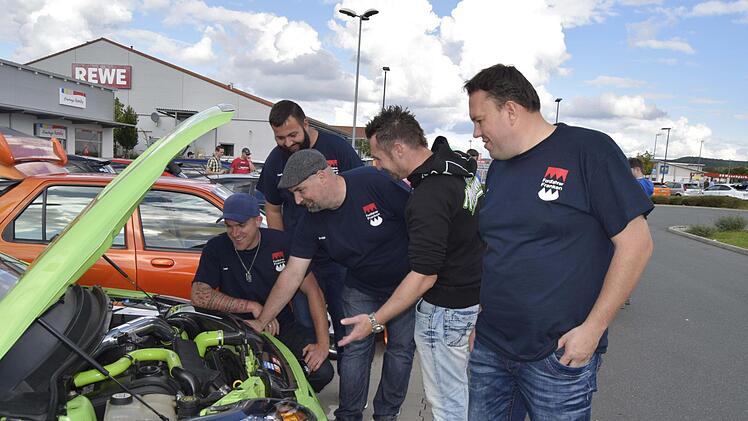 Fachmännisch wurde der Focus RS begutachtet, der auch im Schönheitswettbewerb siegte. Von links die Ford-Fahrer Frankens: Sven, Patrick, Organisator Stefan, Jürgen und Oliver.