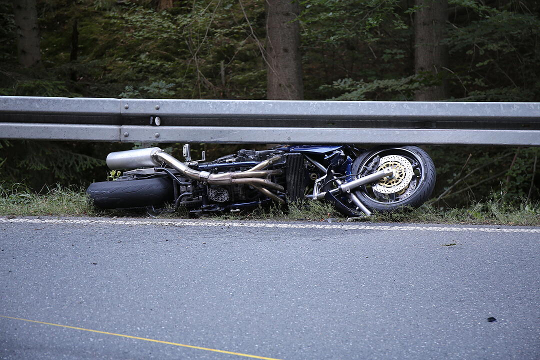 Motorradfahrer verstirbt nach Kollision mit Leitplanke im Kreis Kulmbach
