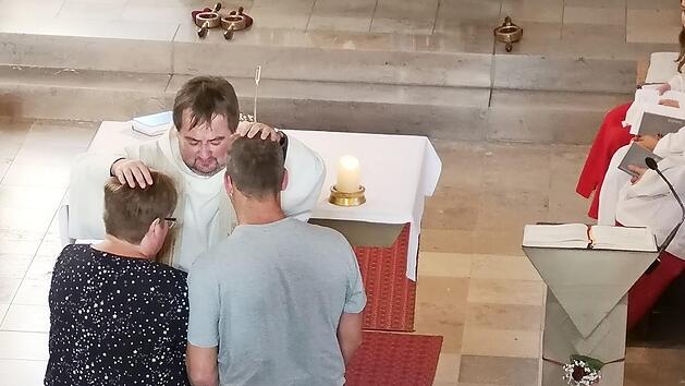 Pfarrer Michael Erhart segnete die Ehepaare bei dem besonderen Gottesdienst im Zeiler K&auml;ppele. Foto: Hamm