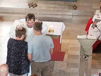 Pfarrer Michael Erhart segnete die Ehepaare bei dem besonderen Gottesdienst im Zeiler Käppele. Foto: Hamm