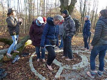 Barfuß unterwegs, und das im November: Für die meisten Teilnehmer der Tour mit Wanderführerin Yvone Dikomey dürfte das eine neue Erfahrung gewesen sein.Thomas Weichert