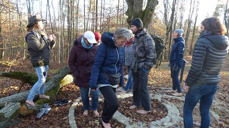 Barfuß unterwegs, und das im November: Für die meisten Teilnehmer der Tour mit Wanderführerin Yvone Dikomey dürfte das eine neue Erfahrung gewesen sein.Thomas Weichert