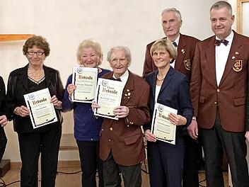Eine echte Premiere: Der Männergesangverein "Cäcilia" Neunkirchen am Brand verlieh erstmals Frauen für ihre Verdienste um den Verein die Ehrenmitgliedschaft. Foto: privat