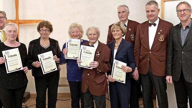Eine echte Premiere: Der Männergesangverein "Cäcilia" Neunkirchen am Brand verlieh erstmals Frauen für ihre Verdienste um den Verein die Ehrenmitgliedschaft. Foto: privat