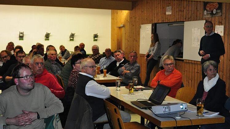 Bauamtsleiter Martin Lang (rechts, stehend) bei seiner interessanten Präsentation vor den Junkersdorfer Bürgern