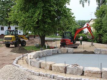 Bis September sollen die Arbeiten am neuen Spielplatz in Medbach abgeschlossen sein. Foto: Niklas Schmitt