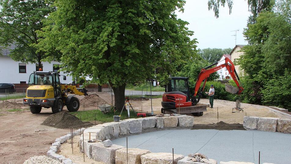 Bis September sollen die Arbeiten am neuen Spielplatz in Medbach abgeschlossen sein. Foto: Niklas Schmitt
