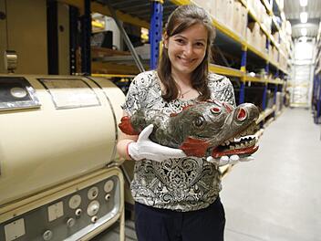 Der Fisch, der aussieht wie ein Drache: Johanna Körners Lieblingsstück im Depot ist das Zunftzeichen der Schweinfurter Fischer.  Fotos (4): Oliver Schikora