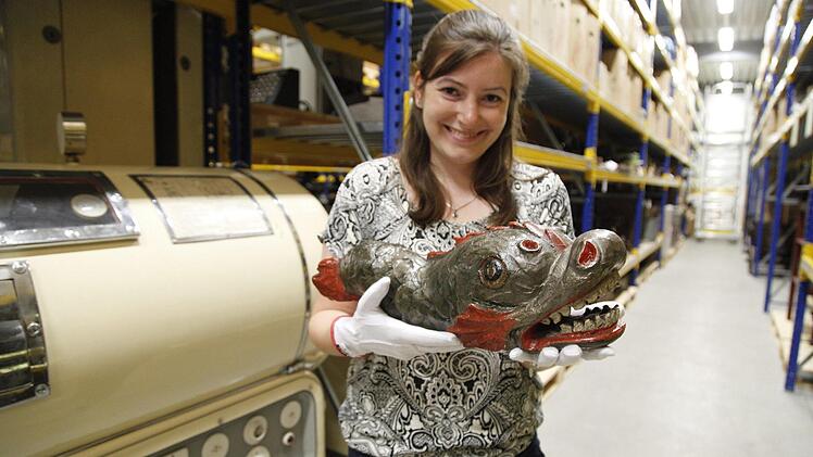 Der Fisch, der aussieht wie ein Drache: Johanna Körners Lieblingsstück im Depot ist das Zunftzeichen der Schweinfurter Fischer.  Fotos (4): Oliver Schikora