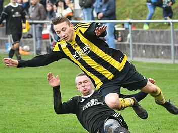 Der Obersdorfer Matthias Ender (links) kommt zu spät und holt Benedikt Karch vom SV Borussia Siedlung Lichtenfels von den Füßen. Geht es nach dem BFV sollen Szenen wie diese auch weiterhin zu sehen - trotz explodierenden Corona-Zahlen.  Foto: Gunther Czepera