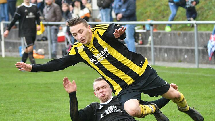 Der Obersdorfer Matthias Ender (links) kommt zu spät und holt Benedikt Karch vom SV Borussia Siedlung Lichtenfels von den Füßen. Geht es nach dem BFV sollen Szenen wie diese auch weiterhin zu sehen - trotz explodierenden Corona-Zahlen.  Foto: Gunther Czepera