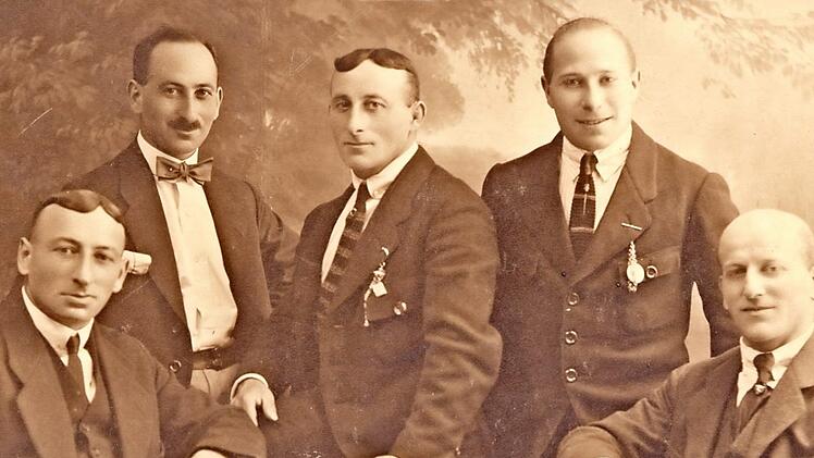 Von den fünf Brüdern der Familie Lorch überlebt nur einer den Holocaust: Adolph Lorch (Zweiter von links). 1901 hat er in Kulmbach die Burenkriegs-Nummer geleitet.  Fotos: Wolfgang Roth