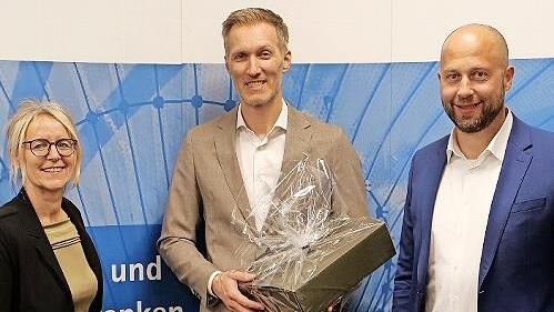 IHK-Präsidentin Caroline Trips (links) und IHK-Hauptgeschäftsführer Dr. Sascha Genders (rechts) bedanken sich bei Daniel Terzenbach, Vorstand Regionen der Bundesagentur für Arbeit.