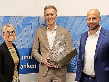 IHK-Präsidentin Caroline Trips (links) und IHK-Hauptgeschäftsführer Dr. Sascha Genders (rechts) bedanken sich bei Daniel Terzenbach, Vorstand Regionen der Bundesagentur für Arbeit.