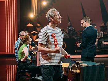 Wer stiehlt mir die Show? Im Rateteam zum zweiten Mal dabei: Musiker Olli Schulz (vorne).