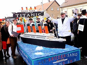 Die "Pit-Brüder" führten beim Sander Umzug im Vorjahr das Traumschiff Titanic mit sich - gingen damit aber nicht unter. Fotos: Alfons Beuerlein