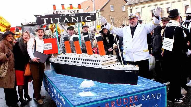 Die "Pit-Brüder" führten beim Sander Umzug im Vorjahr das Traumschiff Titanic mit sich - gingen damit aber nicht unter. Fotos: Alfons Beuerlein