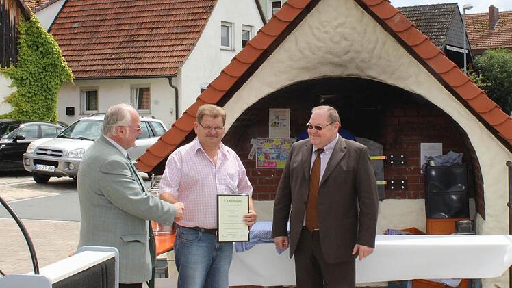 Herbert Götz (M.) bekam für sein Arbeit eine Urkunde.