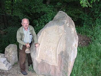 Zum 100. Jubiläum des Obst- und Gartenbauvereins in Vorbach schuf Hans Saxinger diesen Gedenkstein.