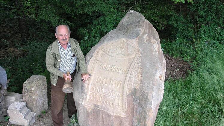 Zum 100. Jubiläum des Obst- und Gartenbauvereins in Vorbach schuf Hans Saxinger diesen Gedenkstein.
