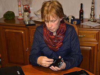 Die Arbeit für den Auftritt von "El Shalom" beginnen im Wohnzimmer. Martina Zimmermann überprüft Batterien für die In-Ear-Monitoring Bodypacks.  Foto: privat