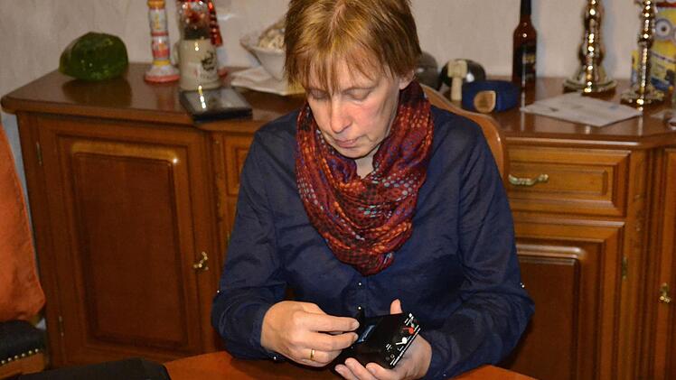 Die Arbeit für den Auftritt von "El Shalom" beginnen im Wohnzimmer. Martina Zimmermann überprüft Batterien für die In-Ear-Monitoring Bodypacks.  Foto: privat