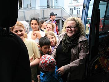 Katharina Langguth verteilt Spenden.  Fotos: Hubele