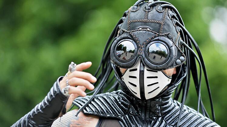 In knappen Outfits, opulenten Kleidern und kreativen Verkleidungen präsentieren sich die Teilnehmer des Wave-Gotik-Treffens in Leipzig. Foto: dpa