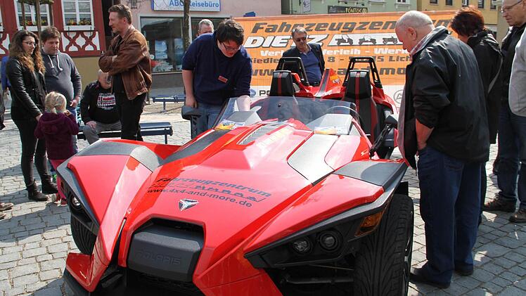 Der rote Flitzer lässt Männerherzen höher schlagen.Foto: Gerda Völk