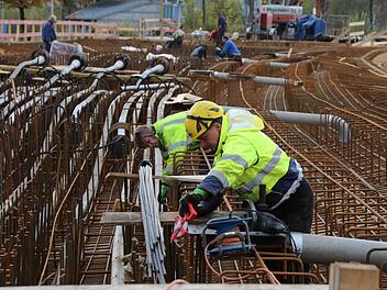 Als großes Stahlgeflecht präsentiert sich die Brückenbaustelle. Foto: Andreas Dorsch
