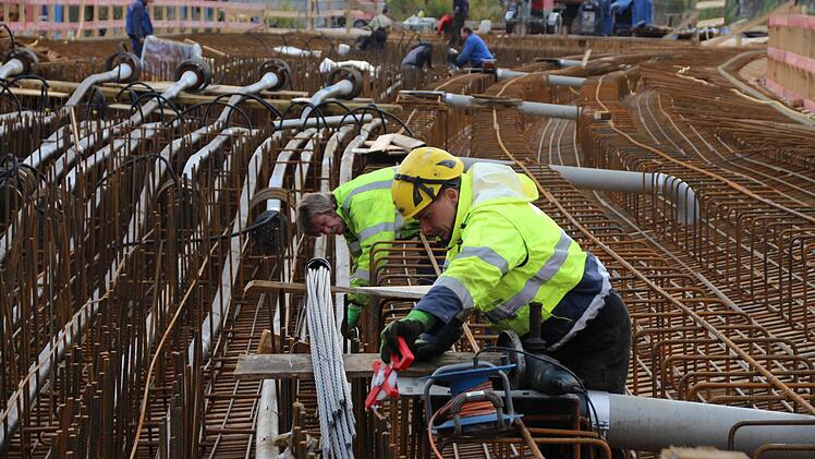 Als großes Stahlgeflecht präsentiert sich die Brückenbaustelle. Foto: Andreas Dorsch