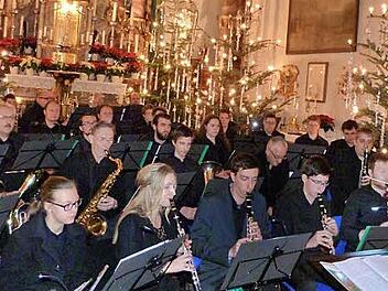 Dirigent Peter Wei&szlig; spornte seine Musiker zu H&ouml;chstleistungen an. Fotos: Werner Rei&szlig;aus