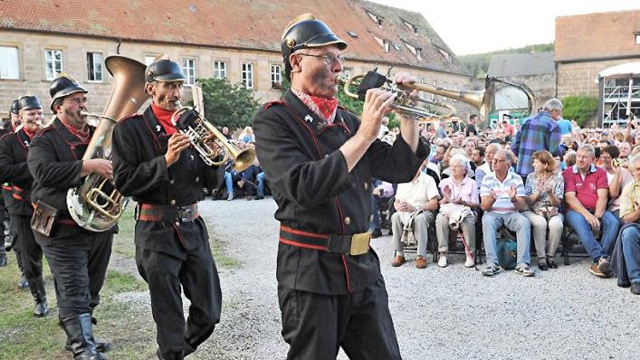 Einzug der Gladiatoren: Die Altneihäuser Feierwehrkapell'n kündigte sich selbst an. Foto: Helmut Ölschlegel
