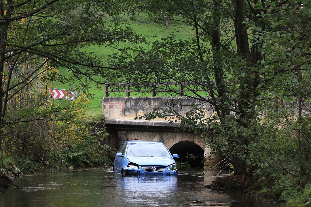 Landkreis Forchheim: Auto landet im Fluss