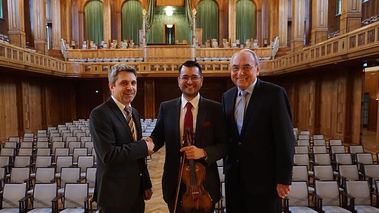 Kurdirektor Frank Oette (links) und Kurt Rieder, Vorsitzender des Fördervereins Kurorchester (rechts) heißen Burghard Toelke als neuen Leiter des Kurorchesters willkommen. Foto: Staatsbad Bad Kissingen GmbH
