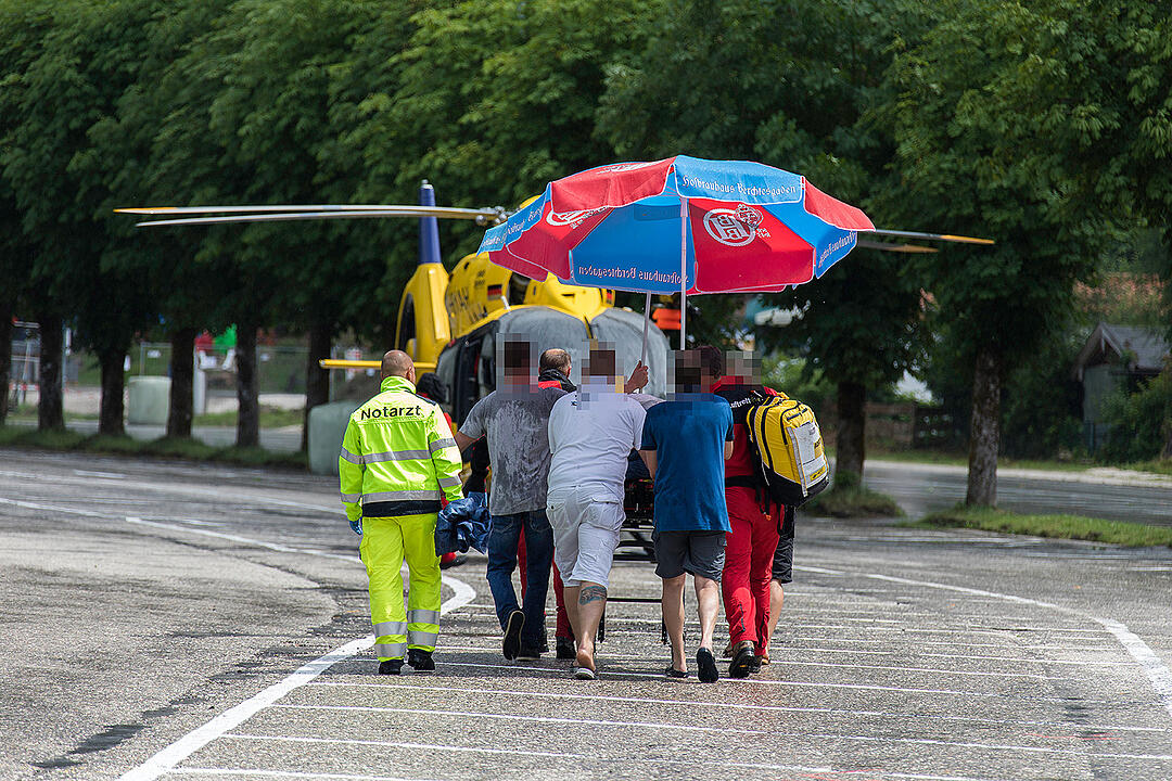 Rennwagen verliert Kontrolle und rast in Zuschauer – mindestens sieben Verletzte in Oberbayern