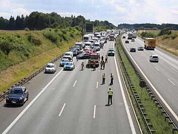 Auf der A9 und der A93 haben sich am Freitag mehrere Unf&auml;lle ereignet. Es gab f&uuml;nf Verletzte. Foto: NEWS5 / Fricke