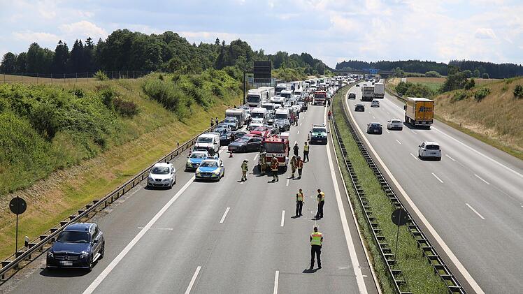 Auf der A9 und der A93 haben sich am Freitag mehrere Unfälle ereignet. Es gab fünf Verletzte. Foto: NEWS5 / Fricke