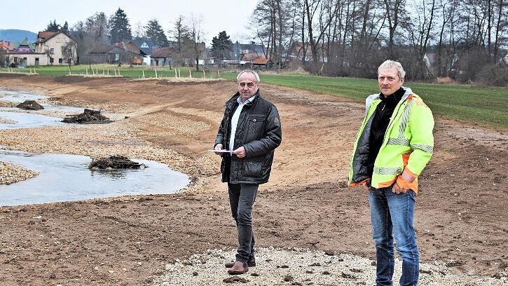 Erster Bürgermeister Robert Hümmer und Bautechniker Armin Freitag konnten sich davon überzeugen, dass die Gewässeraufweitung an der Weismain wie geplant umgesetzt wurde.