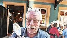 Peter Schmidt prostet auf eine gute Zukunft der Brauerei-Gaststätte.