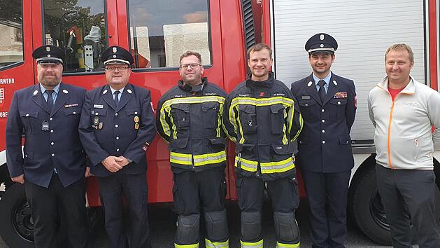 Die erfolgreichen Gold-Rot-Absolventen und einige Verantwortliche (v. links): SR Hans-Georg Lechner, SR Guido Kluge, J&ouml;rg Die-gel und Daniel Reinagle (Gold-Rot), KBM Peter Friedrich sowie B&uuml;rgermeister Mario Wolffe