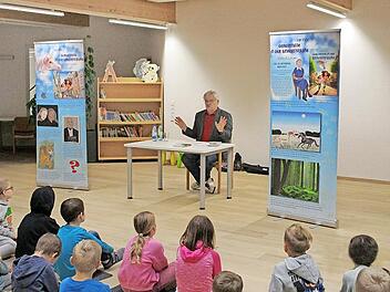 Die Kinder der Grundschule Wartmannsroth mit Autor Norbert Lingen.