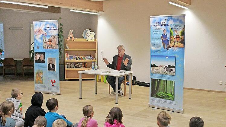 Die Kinder der Grundschule Wartmannsroth mit Autor Norbert Lingen.